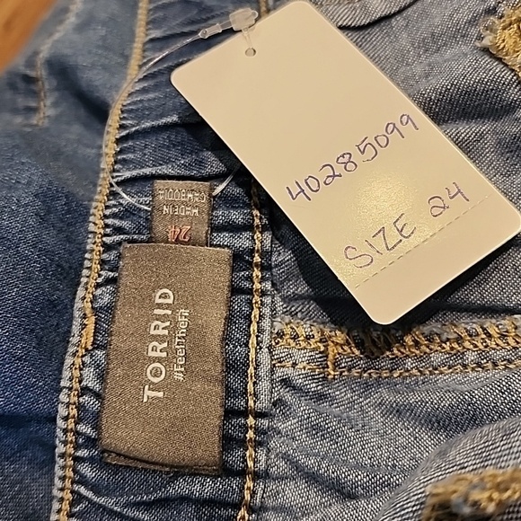 Torrid - 3.5 Inch Relaxed Utility Lightweight Mid-Rise Short in Medium Wash - Picture 6 of 10